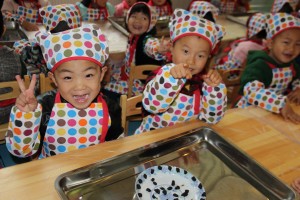 2015年11月18日下午，全园孩子集中在大厅，自己动手做汤圆，然后品尝自己做的汤圆。孩子们戴上头巾、围上围裙，有家长在微信群里打趣说：“一群店小二！”“个个精神十足！”一个个兴高采烈，有孩子说“真好吃啊！”几乎每个孩子都是吃了第一碗，还要第二碗，甚至第三碗。有孩子回到家，要妈妈带他继续做汤圆。也有孩子回到家吃药时还说：“汤圆的汤很好喝！”
